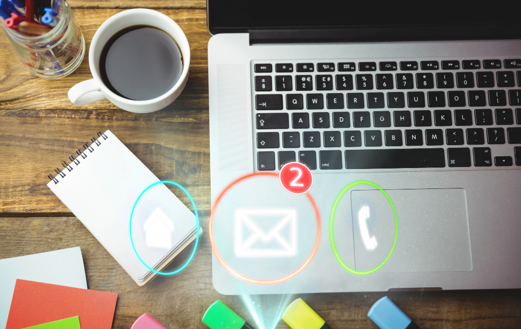 computadora mostrando servicio de email marketing